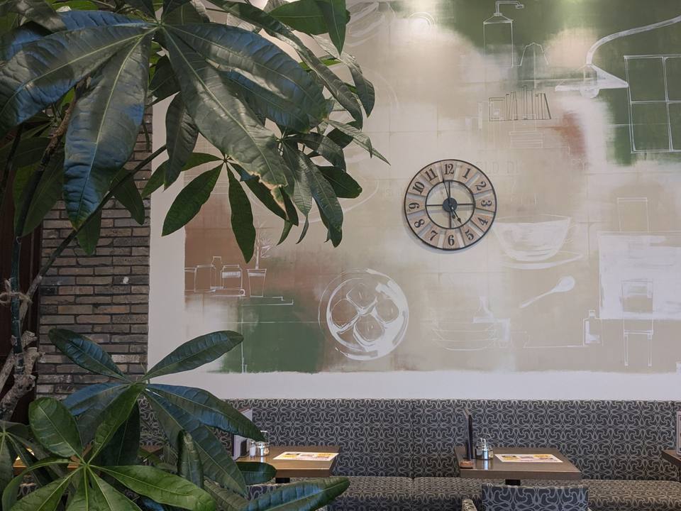 ライブ会場になる店内。壁画とソファ席